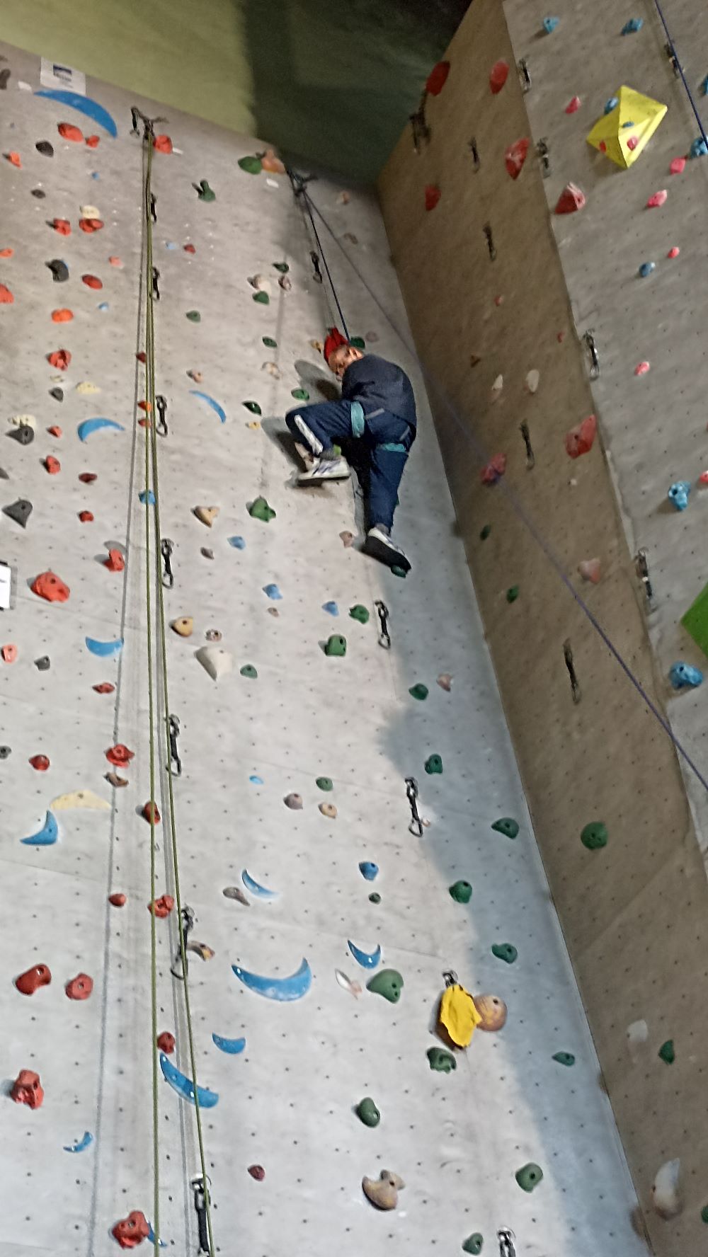 Huit résidents de notre établissement relèvent le défi de l’escalade à Oloron Ste Marie