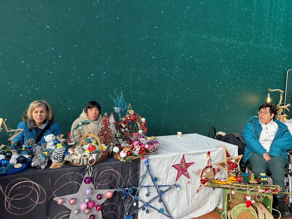 Un marché de Noël , les résidents exposent leurs créations