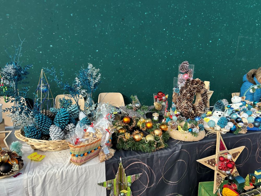 Un marché de Noël , les résidents exposent leurs créations